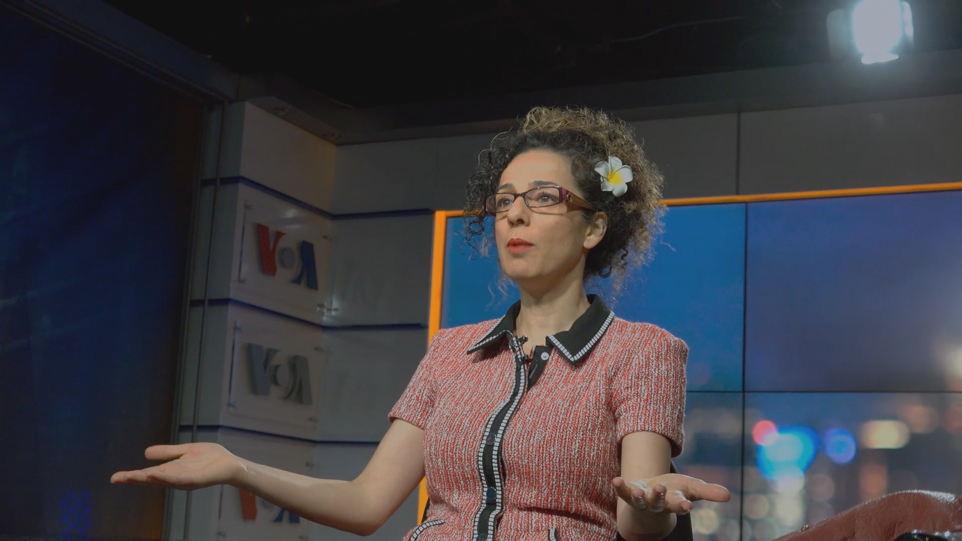 žena promlouvá na pódiu